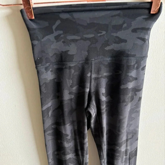 Lululemon Womens Camo Pattern Stretchable Leggings Black Size Small - Picture 3 of 7